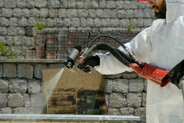 Een stenen muur wordt behandeld